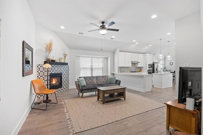 Building Photo - 532 Elm Green St