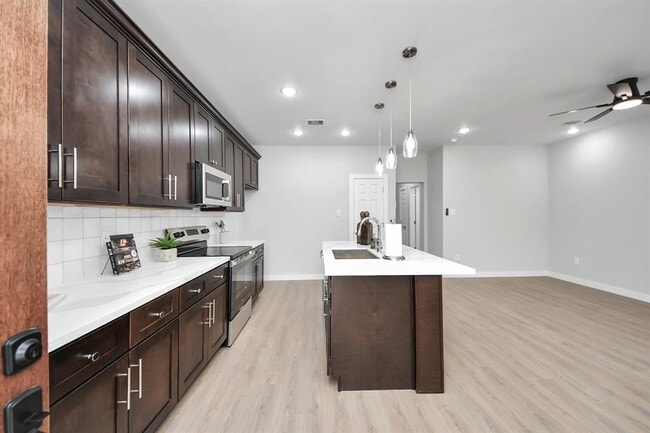 Building Photo - 5205 Kenilwood Dr