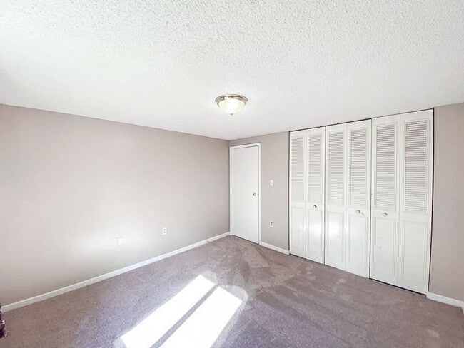 Building Photo - Beautifully Maintained 3 Bed 2 Bath Single...