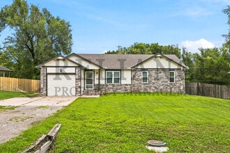 Building Photo - 516 N Lakeside Dr