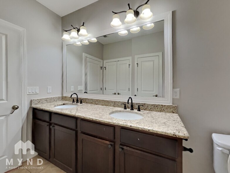 Building Photo - 3520 Hawthorn Way