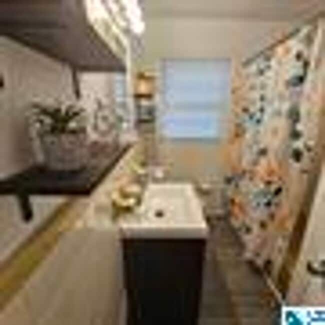 Building Photo - Charming 4 Bedroom, 1 Bathroom house