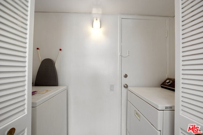 Building Photo - 1025 Kings Rd