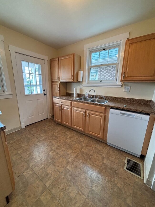 Building Photo - 3 Bedroom Home - Brookline!