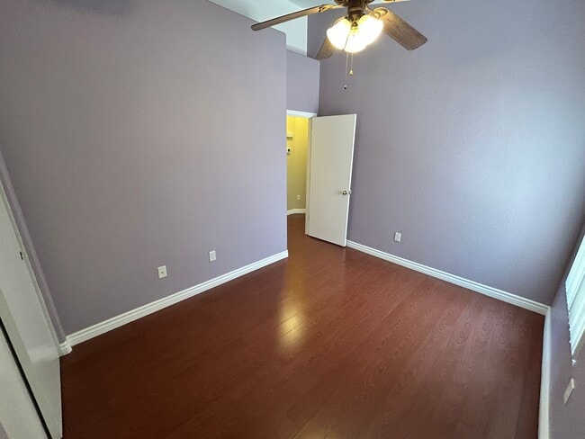 Building Photo - 3 Bed / 2 Bath with No Carpet & Split Floo...