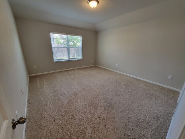 Building Photo - 3200 Crystal Bend Dr
