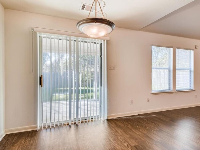 Building Photo - 200 Buttercup St