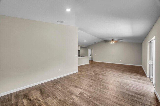 Building Photo - 574 NW Bayshore Blvd