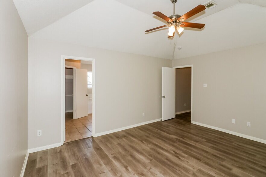 Building Photo - 15806 Mission Crest Ct