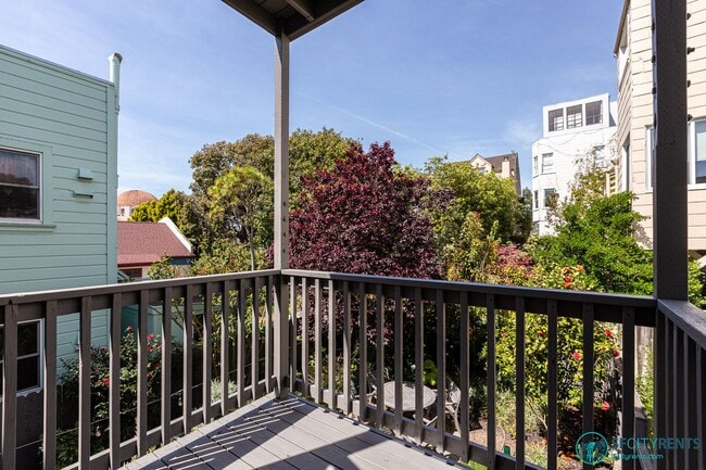 Building Photo - Presidio Heights: Remodeled Flat w/ Privat...