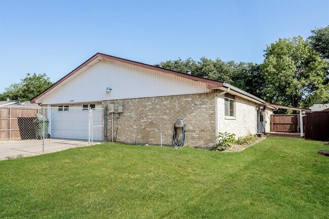 Building Photo - 1840 Paxton Dr