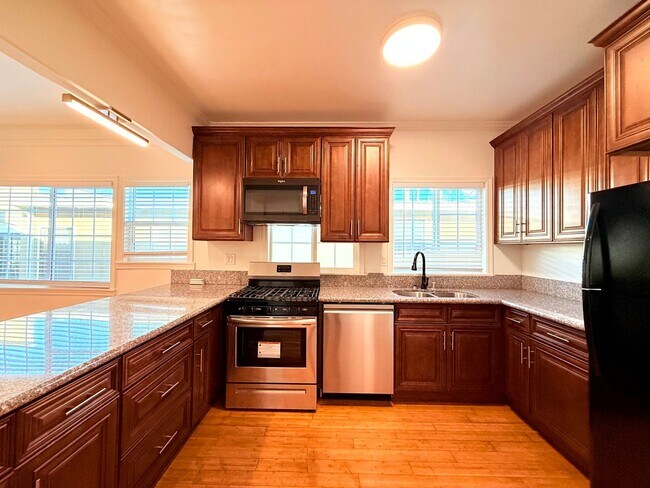 Building Photo - 1536 4th Ave