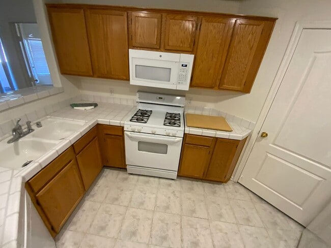 Building Photo - GREAT 1 STORY CONDO MINUTES FROM THE STRIP