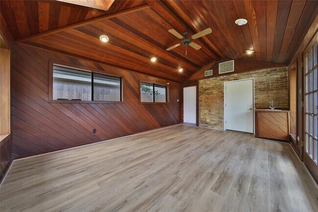 Building Photo - 1056 Martin St