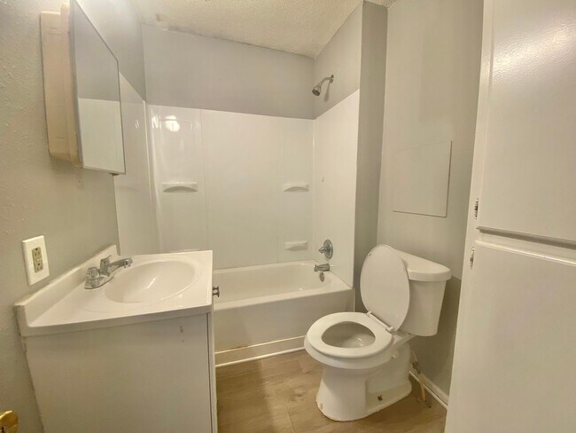 Building Photo - Cozy 2 Bed 1 Bath near Texas Tech Campus