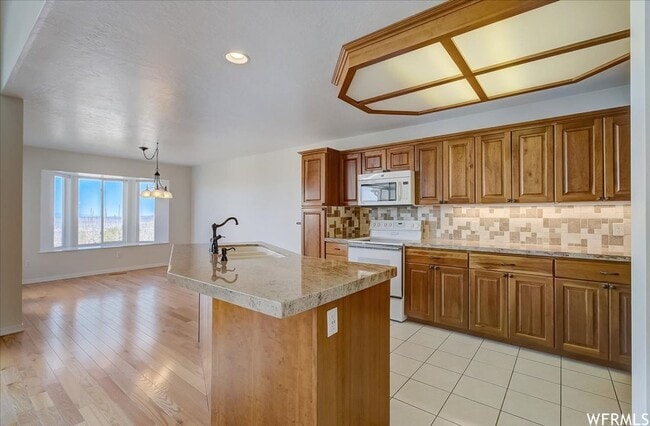 Building Photo - Large 6 Bedroom Home, 3 Car Garage, Gorgeo...