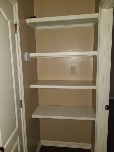 Building Photo - 1409 W Kiwi Ave