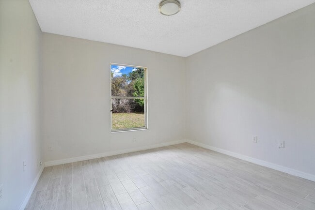 Building Photo - 617 4th Ave N