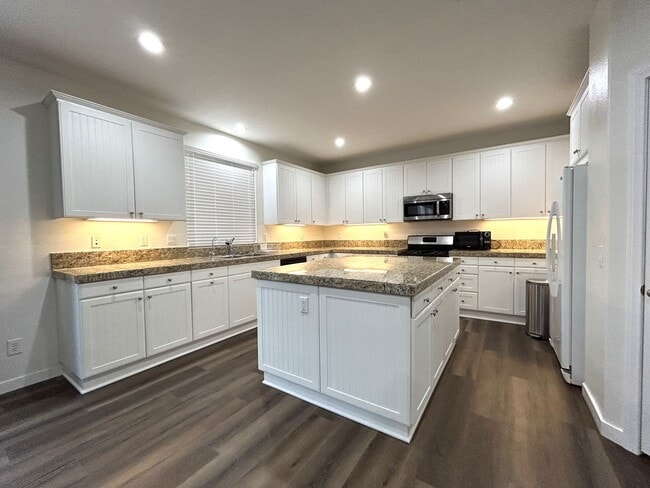 Building Photo - AVAILABLE NOW!! Fully Furnished 5 Bedroom 2.5 Bathroom Two Story Home in Beaumont!!