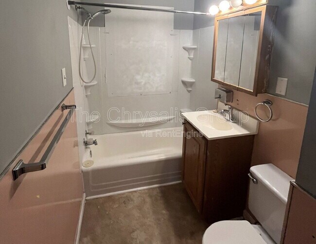 Building Photo - 309 Iowa Ave