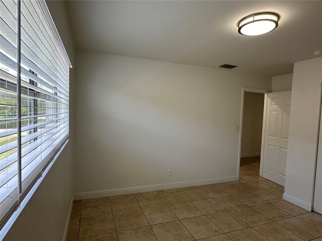 Building Photo - 5841 SW 36th Ct