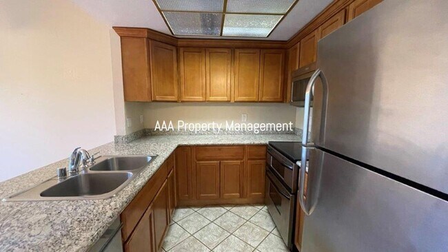 Building Photo - Beautiful 4 bedroom 2.5 bath townhome w/ v...