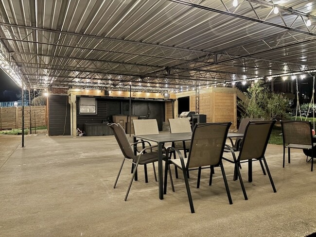 Building Photo - 2820 Donna Hill Dr