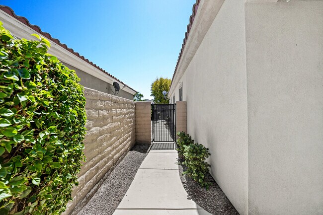 Building Photo - 40139 Calle Mandrina