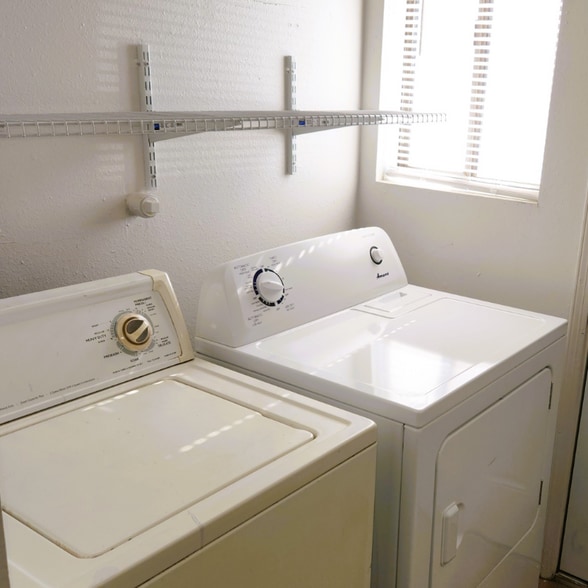 Building Photo - 516 Lewis Ave SE