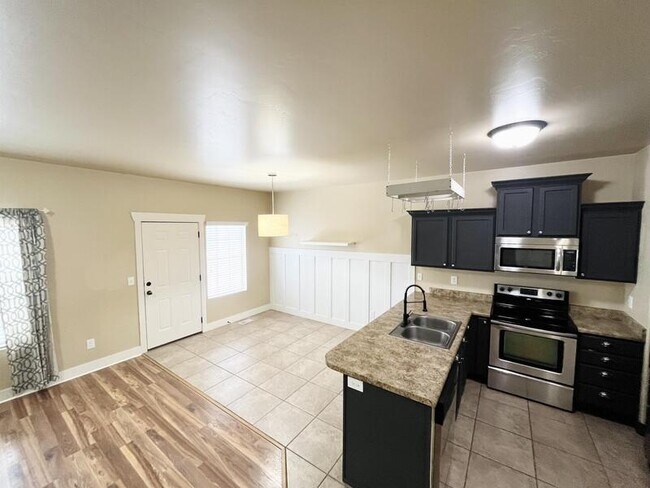 Building Photo - 1576 Venetian Way