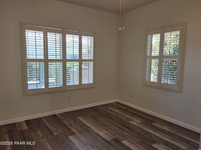Building Photo - 556 N Robles St