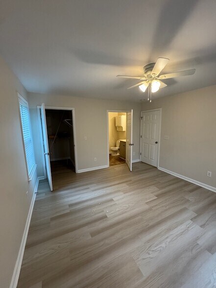 1st bedroom - 4702 Pennoak Ln