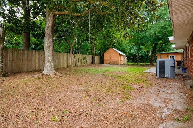 Building Photo - 3BR Home Near Belvedere Park with Bonus Flex Space, Garage & Convenient Access to Shopping, Schoo...
