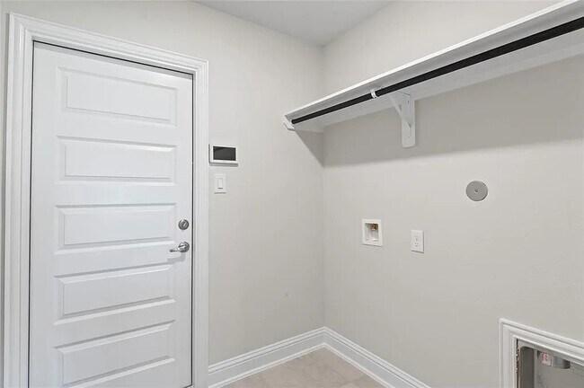 Building Photo - 2708 Golden Palms Ln