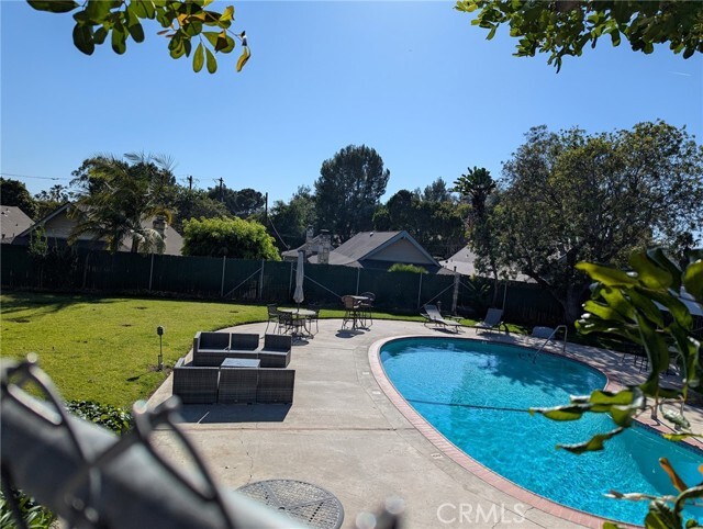 Building Photo - 200 W 37th St