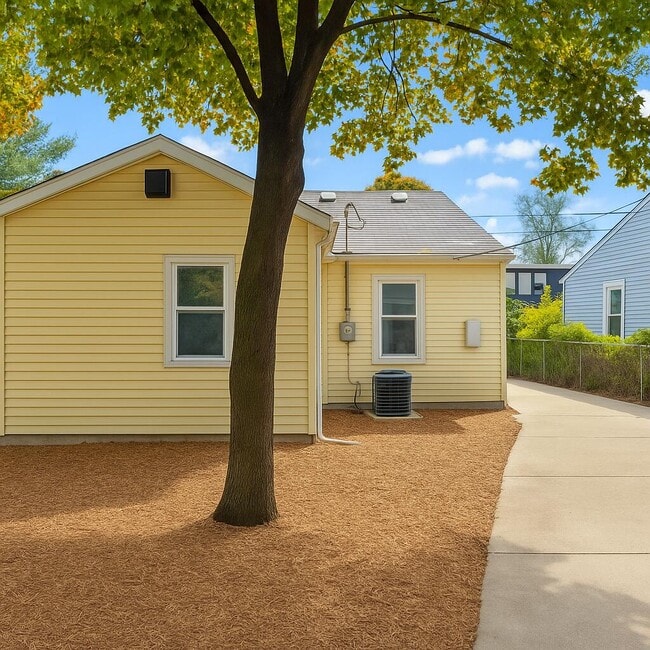 Building Photo - 1473 E Harry Ave