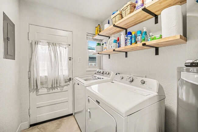 Building Photo - Spacious 3BD/2BA Home in Denver, CO- Available August 1st!