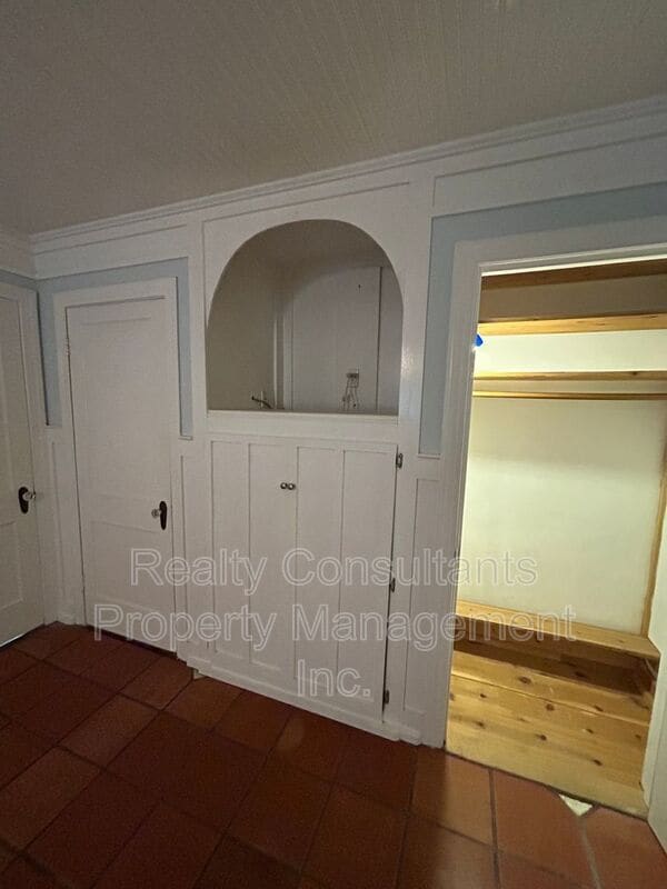 Building Photo - 2461 Lyndhurst Ave