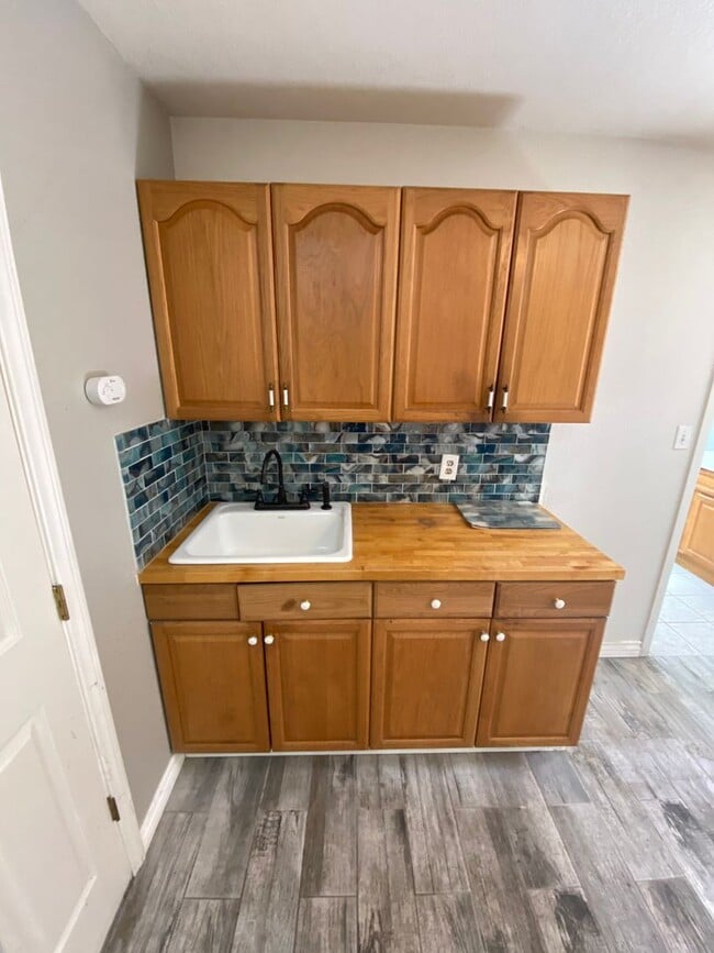 Building Photo - 1-Bedroom Unit with Parking & Appliances –...