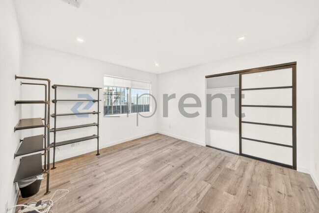 Building Photo - 2481 S Bundy Dr