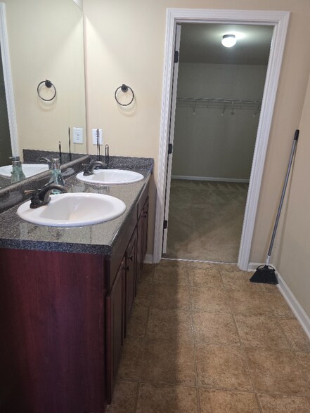 Building Photo - 2797 Huntcliffe Dr