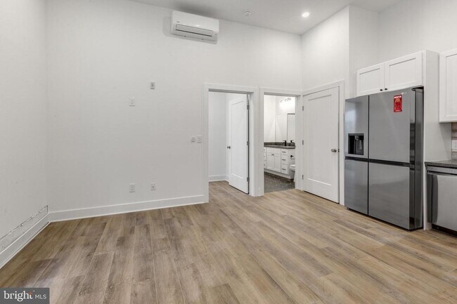 Building Photo - 2214 N Front St