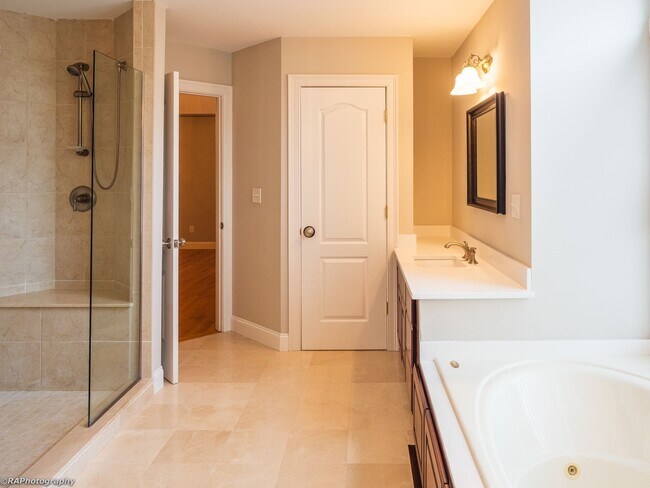 Building Photo - 6 Romano Ct