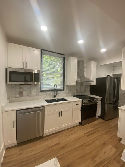 Building Photo - 3409 Fernside Pl