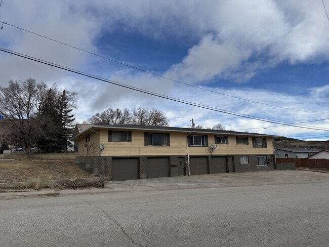 Building Photo - 917 Alder St