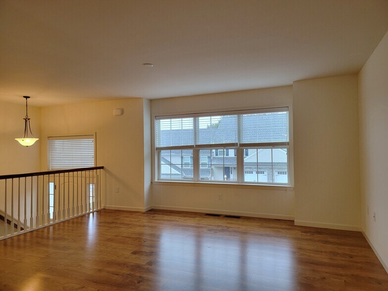 Building Photo - 647 Winding Ln