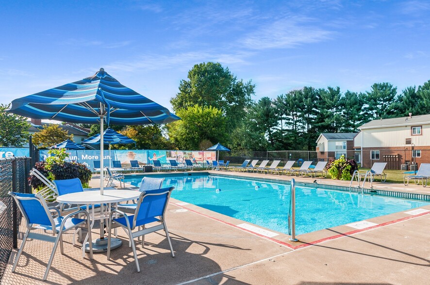 Primary Photo - Oxford Manor Apartments and Townhomes