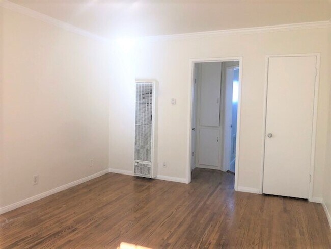 Building Photo - Spacious and bright  1bed/1bath