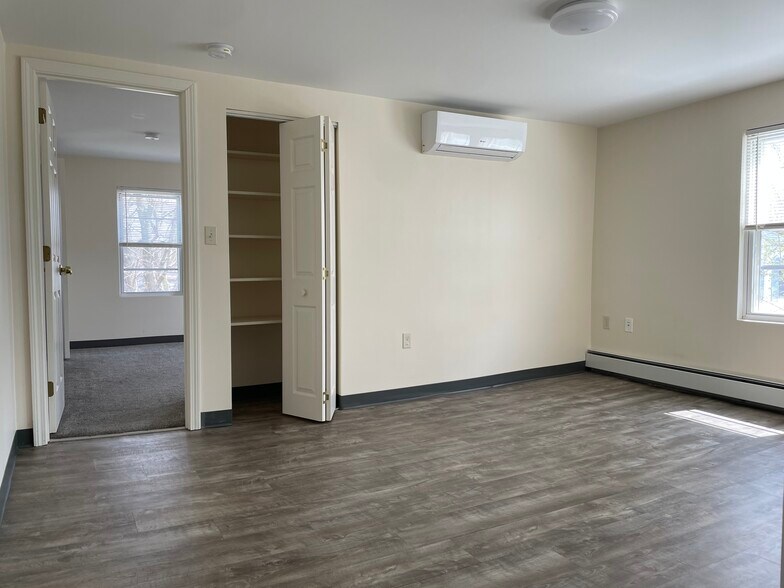 Building Photo - 371 Main St