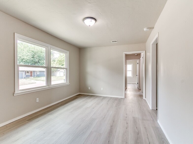Building Photo - 1100 Sycamore Dr